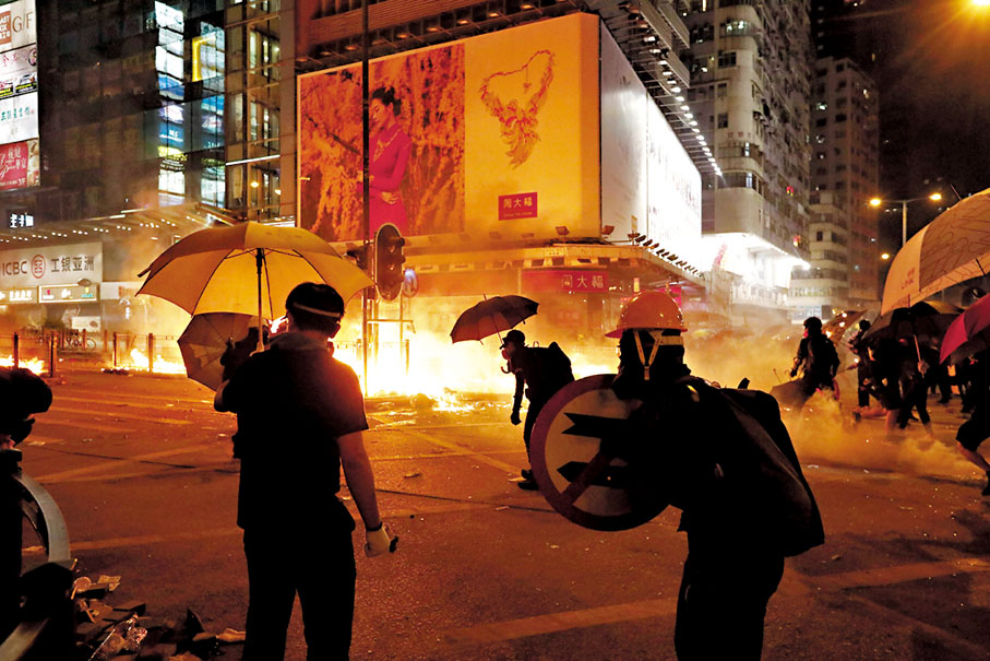 ◆黑衣暴徒2019年11月在油麻地彌敦道投擲大量汽油彈。 資料圖片