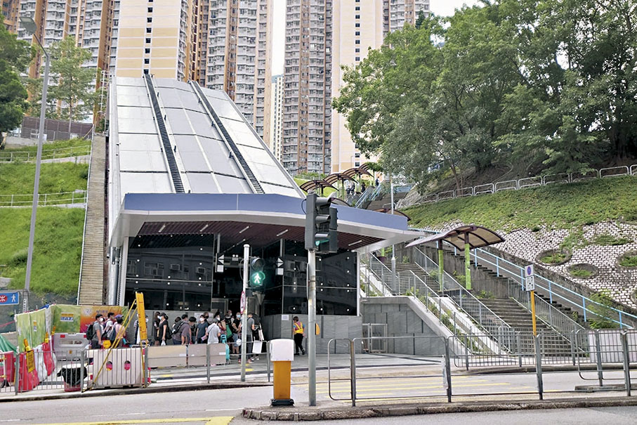 ◆葵涌邨斜道升降機頻出故障，市民無奈重爬「長命梯」。 陳穎欣提供