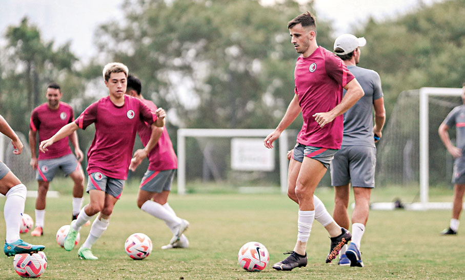 ◆港足球員積極投入操練。  足總圖片
