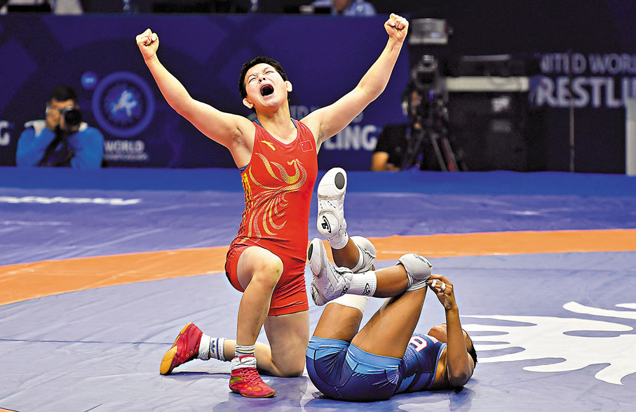 ◆謝夢宇（左）戰勝對手後歡呼。  新華社