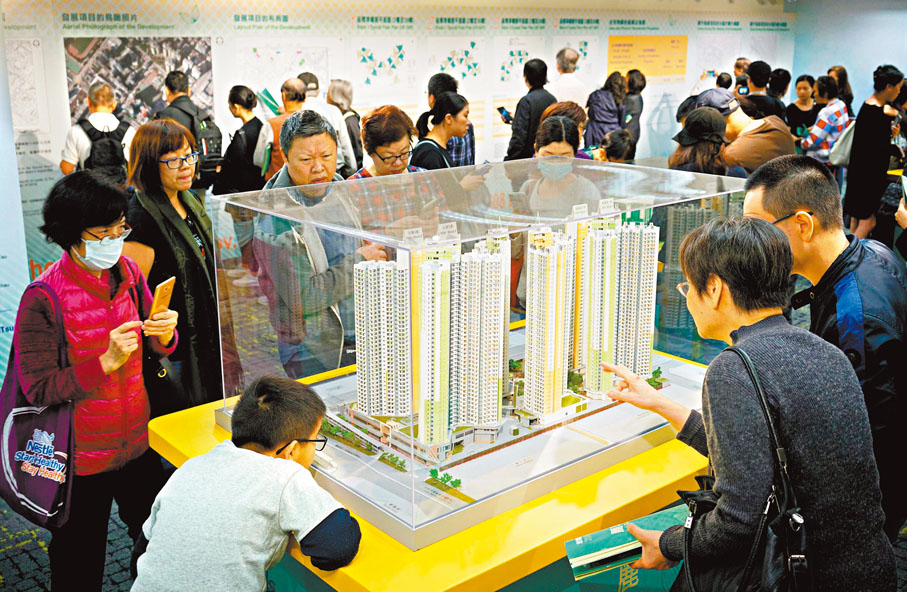 ◆ 新一期「綠置居」今日開始派發申請表格。圖為2019年市民觀看麗翠苑樓盤模型。資料圖片