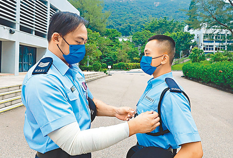 ◆小虎Sir（左）透過警察招募同儕計劃引薦韓世杰（右）加入警隊，他們呼籲同袍鼓勵身邊有志之士透過計劃加入警隊。警方圖片