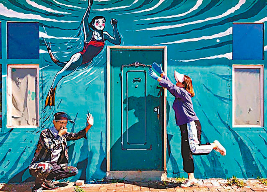 ◆遊客在牆壁畫前打卡留念。受訪者供圖