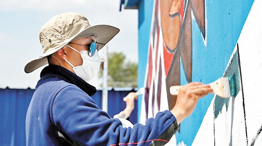 ◆吉林藝術學院美術教師按照每戶的需求繪製牆壁畫。受訪者供圖