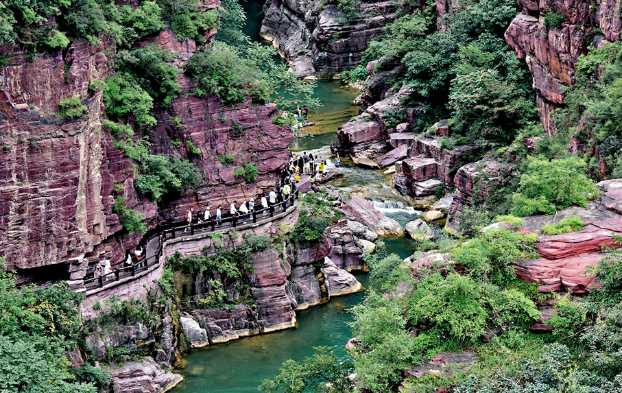 ◆遊客在河南雲台山紅石峽景點遊覽。