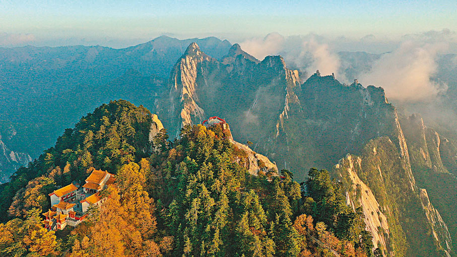 ◆夕陽下的華山。