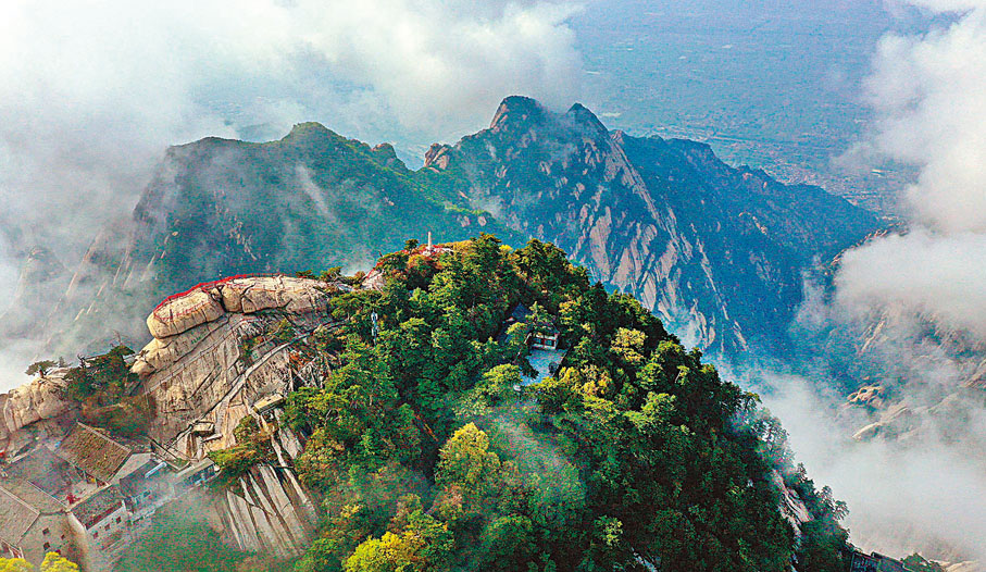 ◆雲霧中的華山西峰。