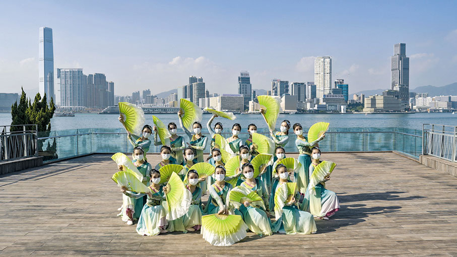 ◆逾400名中小學生拍攝《少年中國說》短片賀國慶。圖為學生表演中華民族舞蹈。教育局圖片