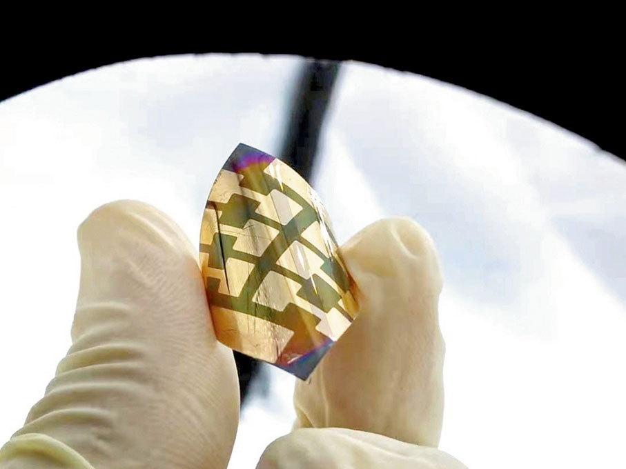 ◆周圓圓研發的鈣鈦礦太陽能電池。浸大圖片