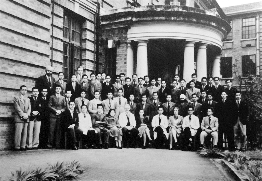 ◆香港大學教授賴廉士(前排中)與香港大學醫學院師生合照,攝於1941年。1942年,賴廉士在東江縱隊的協助下,從深水埗的日軍戰俘營逃至中國內地。同年,他成立英軍服務團,協助營救在中國內地的英國軍民,兼參與盟軍的抗日情報工作。 作者供圖