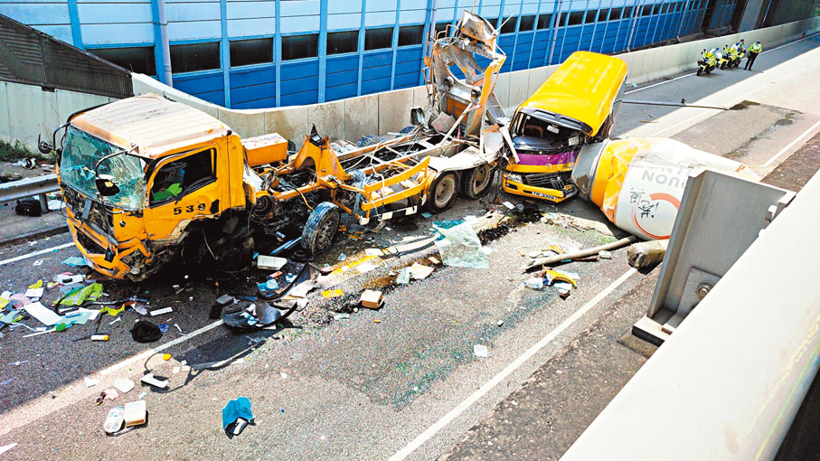 ◆長沙灣發生罕見的重型車輛失事飛墮行車天橋意外，幾乎砸中校巴。