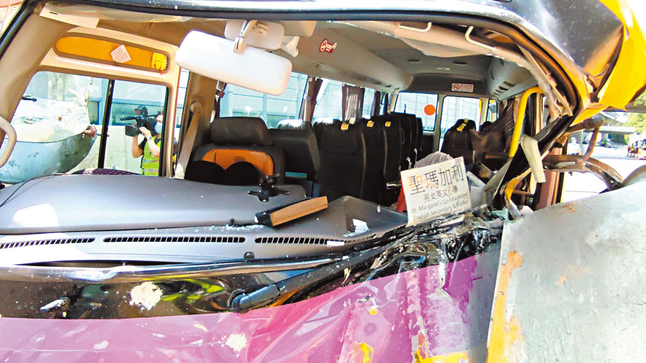 ◆保姆車車頭毀爛。