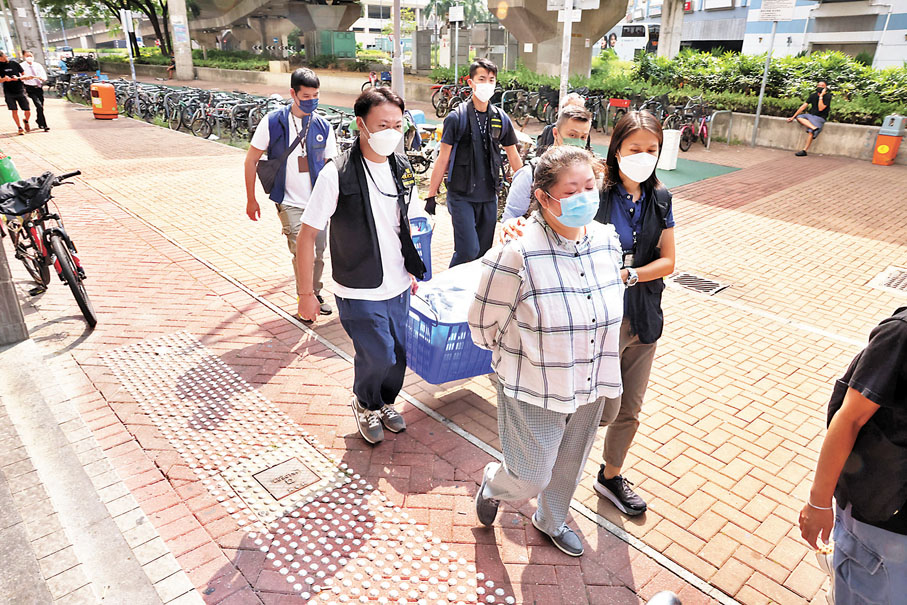 ◆警方押解女西醫林定儀到天水圍的醫務所搜證。香港文匯報記者  攝