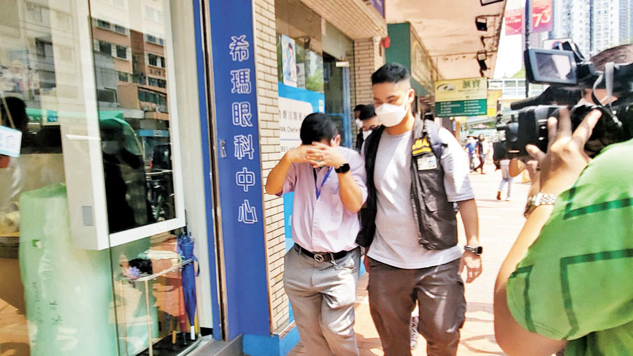 ◆警方帶同西醫殷錦新搜查元朗青山公路的醫務所。香港文匯報記者  攝