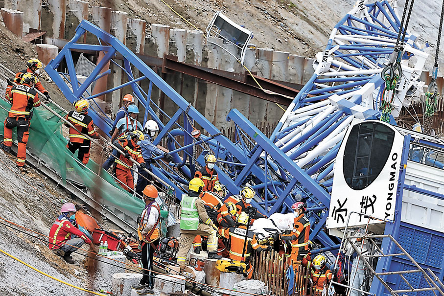 ◆勞工處今起推「工傷僱員復康先導計劃」，估計有約5,000名工友受惠。圖為安達臣道地盤9月7日發生天秤倒塌事故，釀成3死6傷。資料圖片