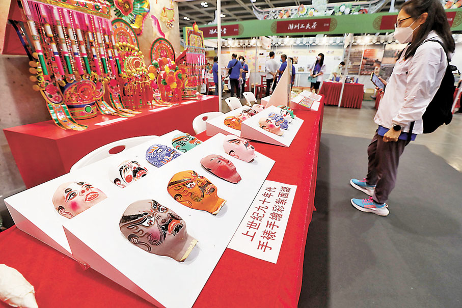 ◆ 市民駐足觀看展有手繪彩紮面譜的傳統潮州紮作工藝。香港文匯報記者  攝