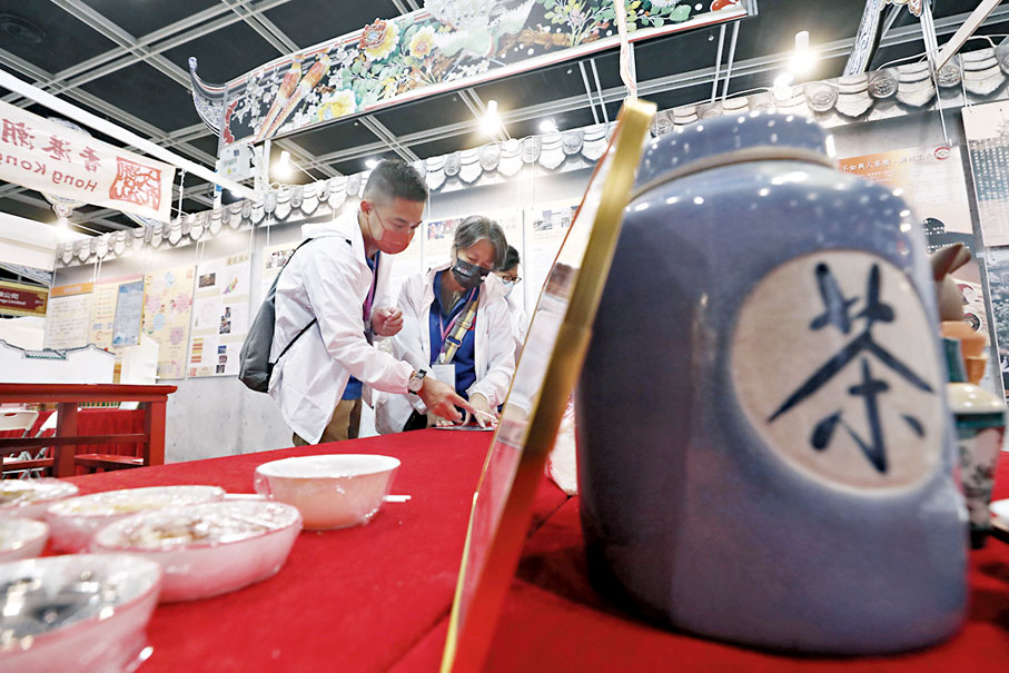 ◆ 攤位介紹功夫茶。香港文匯報記者  攝