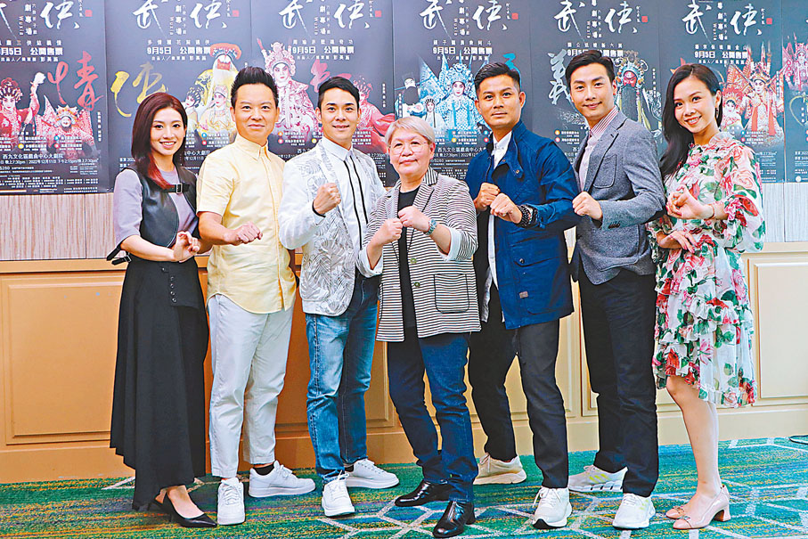 ◆（左起）梁非同、宋洪波、梁兆明、班主彭美施（中）、李秋元、王志良與林穎施積極為《武俠》粵劇專場演出做準備。