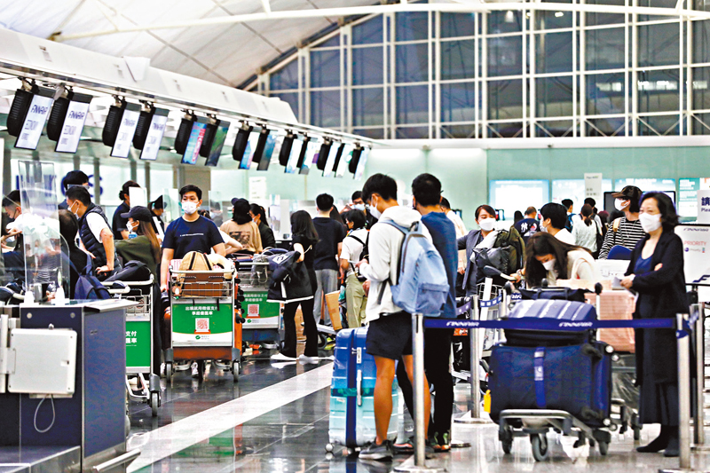 ◆ 不少港人已摩拳擦掌準備外遊，即時掀起搶機票熱，機場人流開始見旺。 香港文匯報記者  攝