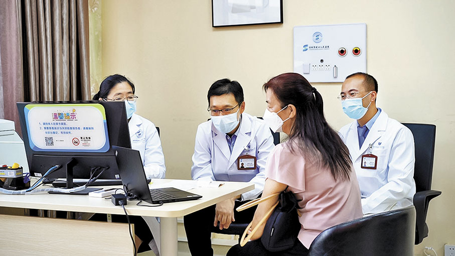 ◆ 港人鄔女士（右二）在深圳港澳居民服務中心體驗就診。   香港文匯報記者郭若溪  攝