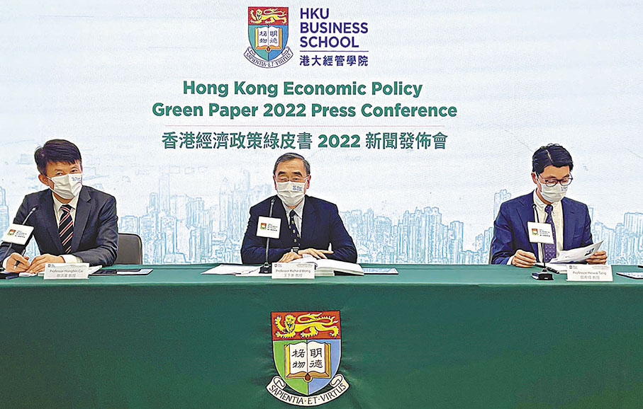 ◆ 王于漸（中）稱，降低入境簽證門檻以吸引國際人才，是重中之重。右為鄧希煒   。 莊程敏  攝