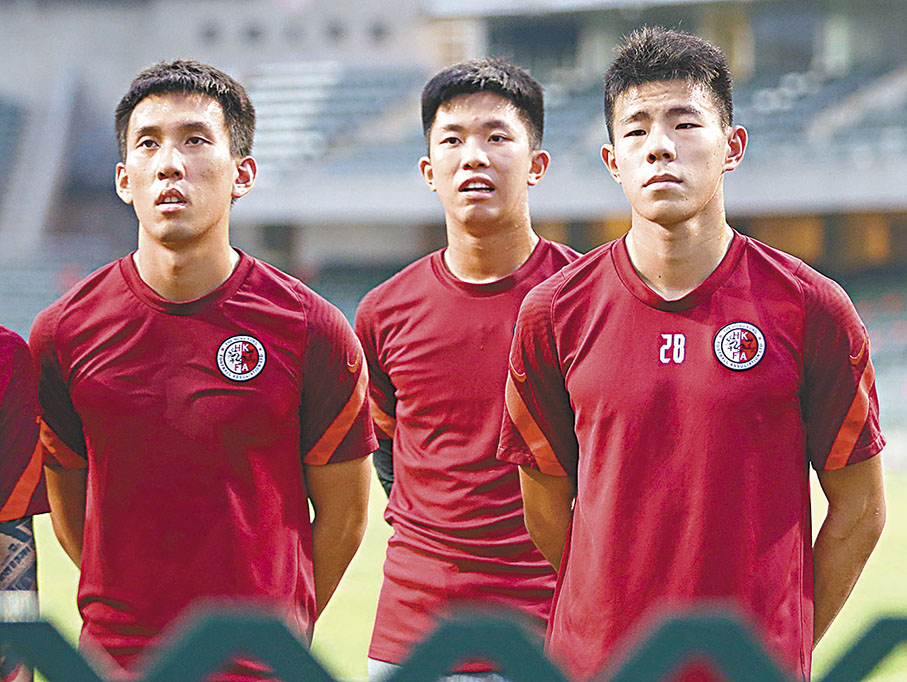 ◆包括伍瑋謙（中）在內，不少新晉港隊球員首次在大球場踢國際賽。