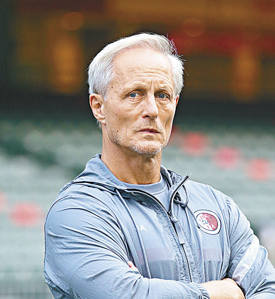 ◆港隊主帥安達臣賽前一臉認真。