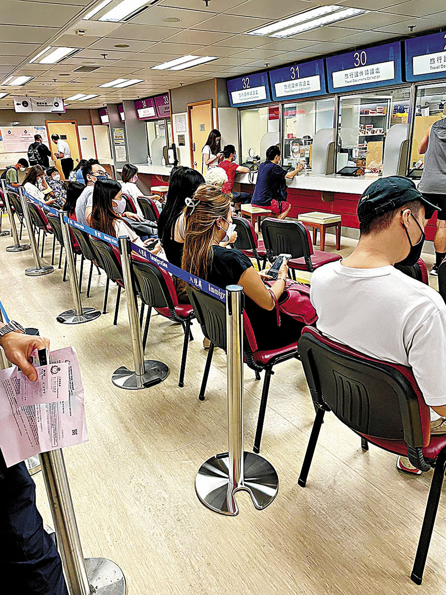 ◆灣仔入境事務處旅行證件簽發處人頭湧湧。香港文匯報記者 攝