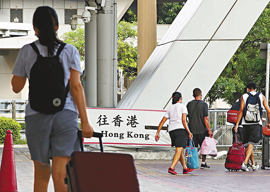 ◆優才申請者普遍認為，「來港易」不設限額並擴至內地所有地區的政策，在「十一黃金周」前出台非常及時果斷。圖為旅客經由深圳灣口岸入境香港。 資料圖片