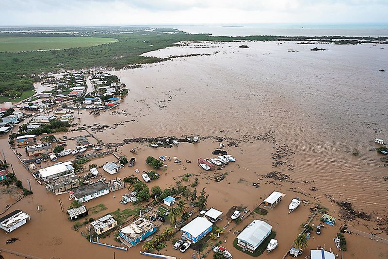 ◆ 波多黎各19日受颶風吹襲變成澤國。美聯社