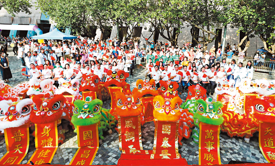 ◆「同心樂韻耀香港」活動在文化中心廣場舉辦，慶祝中華人民共和國成立73周年暨香港回歸祖國25周年。香港文匯報記者  攝