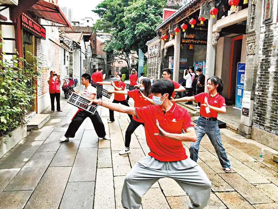 ◆近期港澳青年在佛山體驗不同流派的佛山功夫。 香港文匯報記者敖敏輝  攝