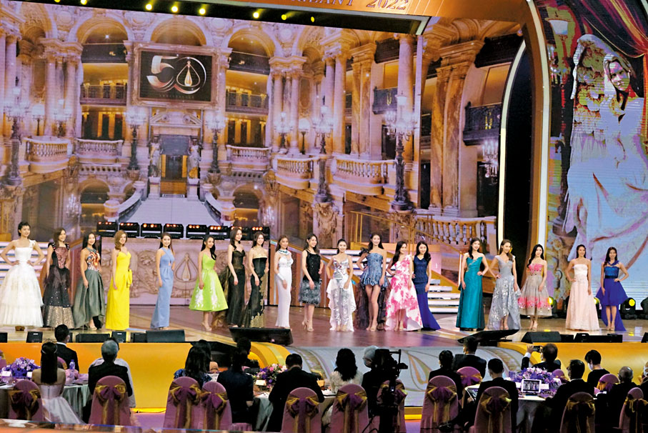 ◆ 佳麗穿歷屆港姐的晚裝。