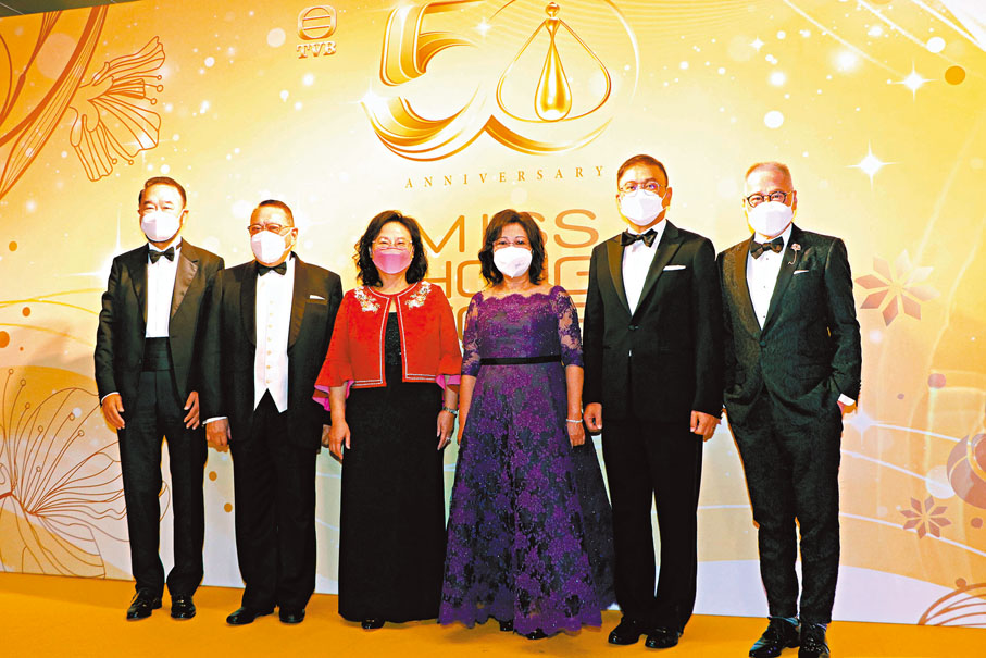 ◆ 大會評判李林麗嬋（右三）、梁高美懿（右四）等人合照。