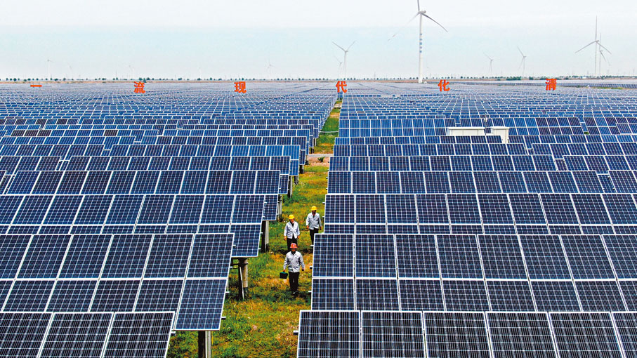 ◆內地水電、風電、光伏、生物質發電裝機規模和在建核電規模穩居世界第一。圖為山東省濱州市沾化區富源街道的華能沾化清風湖風光同場項目區，工人們進行光伏電站的日常巡檢。 資料圖片