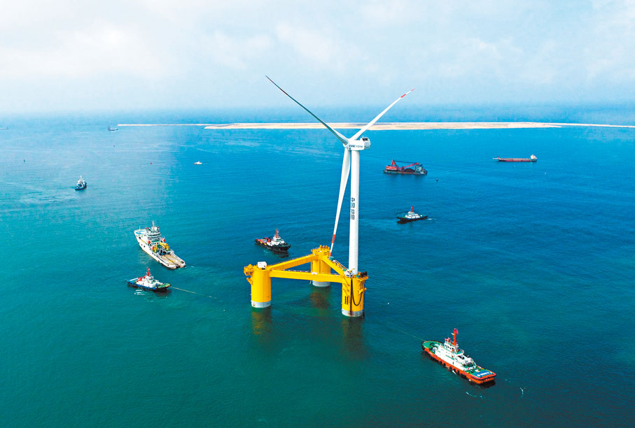 ◆ 中國自主研製的「扶搖號」浮式風電機組浮體平台上配備6.2兆瓦抗颱型I類風力發電機組，在深遠海應用場將實現固定。圖為早前「扶搖號」從茂名廣港碼頭拖航前往羅鬥沙海域進行示範應用。資料圖片
