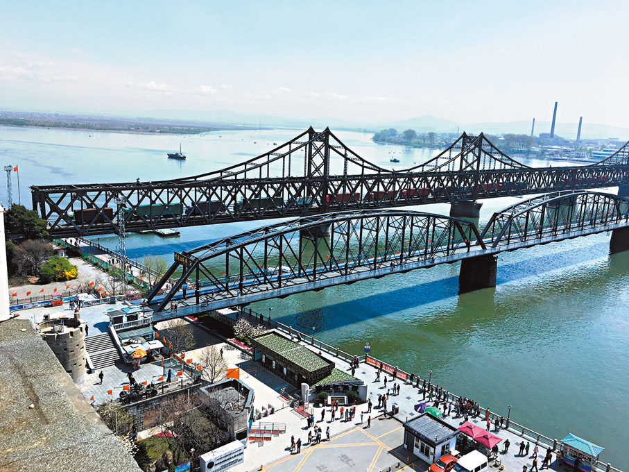 ◆ 圖為丹東鴨綠江大橋和排隊等待過關的朝鮮火車。 資料圖片