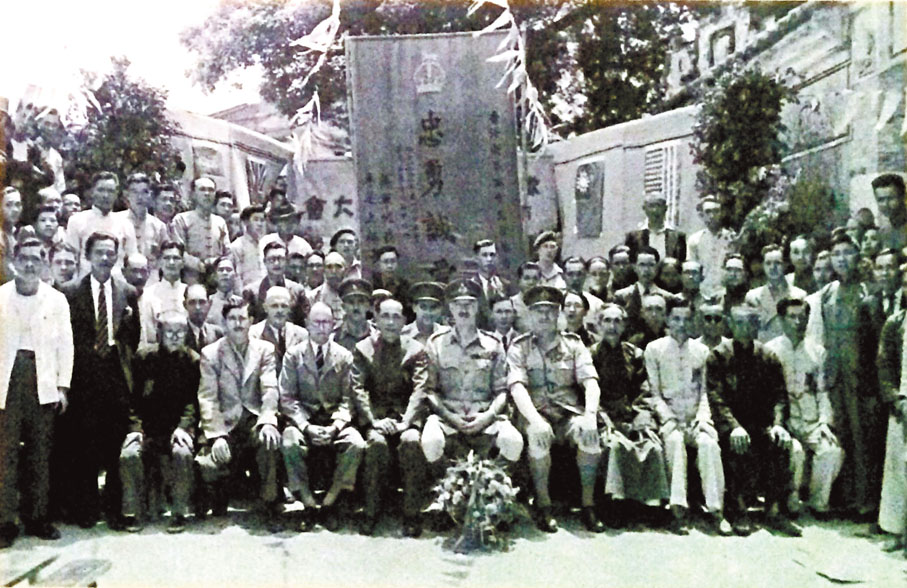 ◆東江縱隊發表「為挽救廣東更加嚴重的局勢緊急宣言」（上圖），號召人民抗日。戰後英軍李芝上將頒贈「忠勇誠愛」的錦旗予抗戰時期支持抗敵工作的西貢鄉民（下圖）。 作者供圖