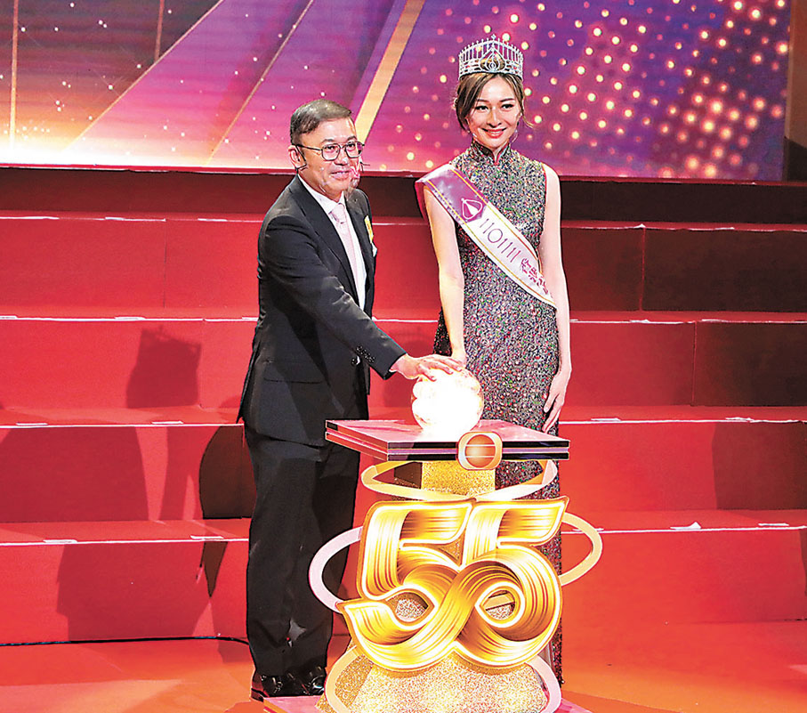 ◆TVB主席許濤與應屆港姐冠軍林鈺洧主持亮燈儀式。