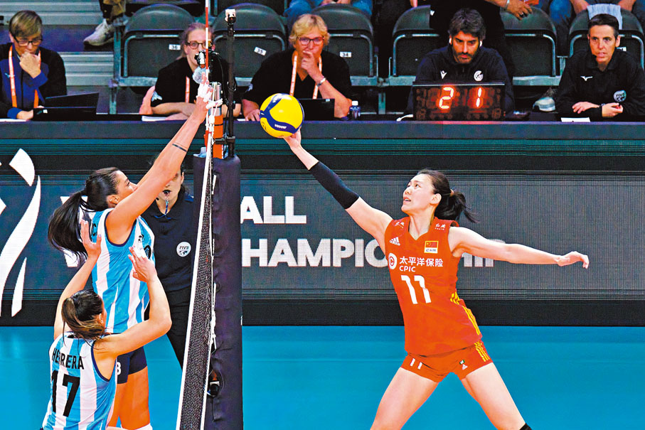 ◆王藝竹（右）正選上陣有好表現。  新華社