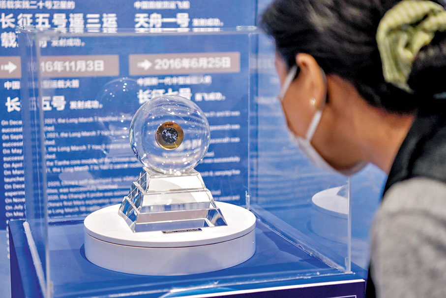 ◆嫦娥五號帶回的珍貴月壤在成果展展出。資料圖片