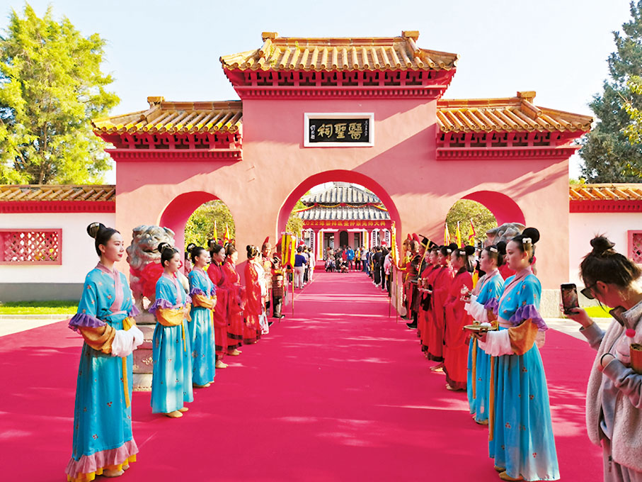 ◆河南南陽祭拜醫聖張仲景先師大典現場。   香港文匯報記者馮雷  攝