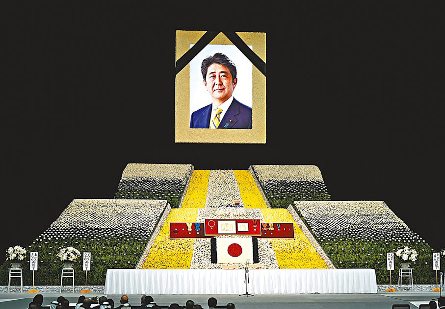 ◆會場掛上安倍巨幅遺像，其骨灰盒被安放在富士山形狀的祭壇上。 美聯社