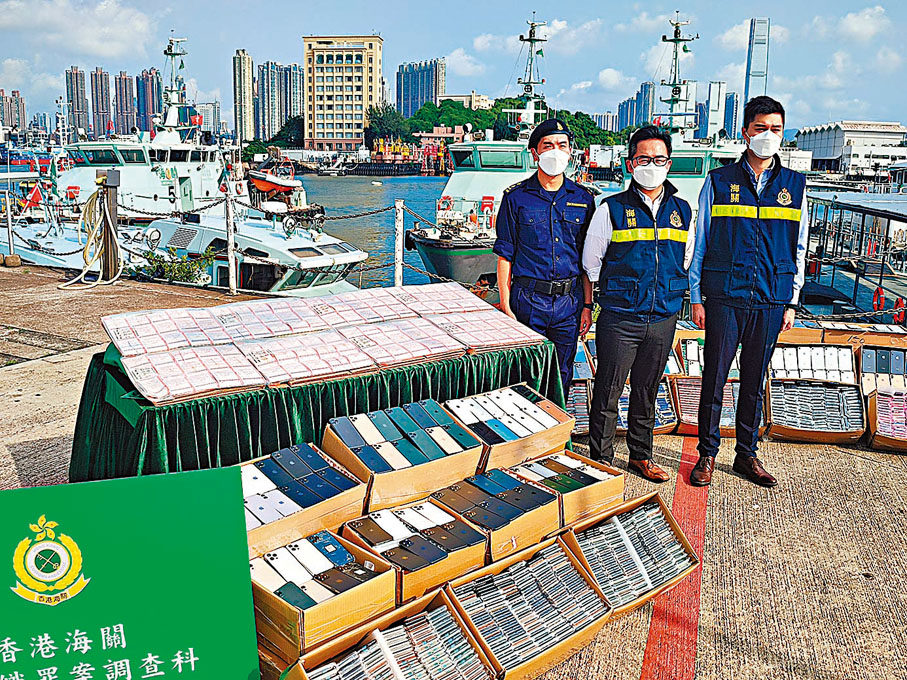 ◆ 海關上周三偵破內河船走私案，檢獲1.6萬多張六合彩「電腦票」。 資料圖片