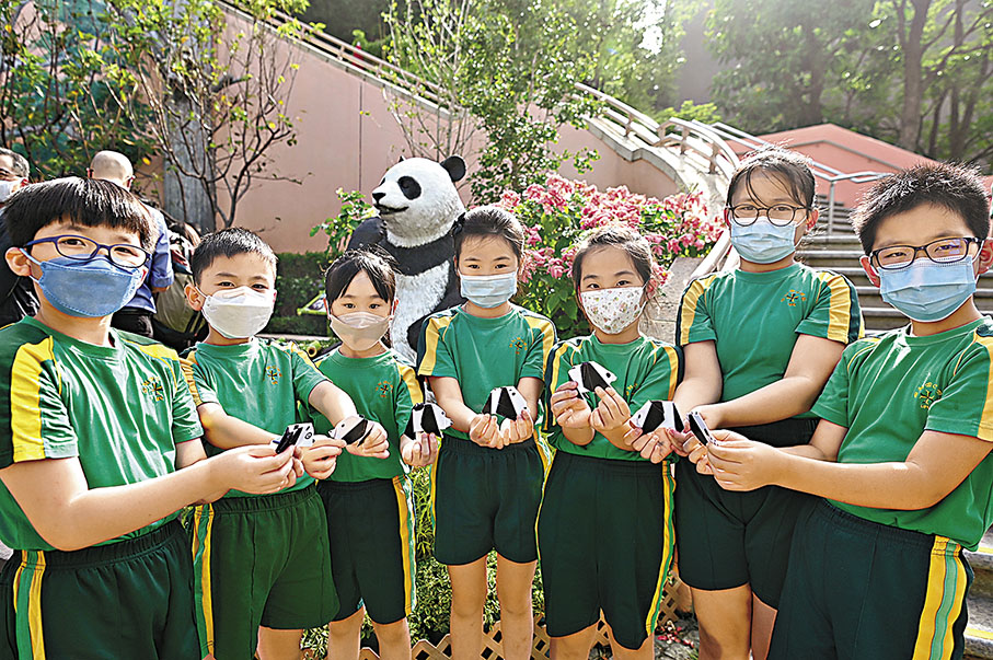 ◆有學生製作大熊貓「安安」紀念摺紙。    中新社