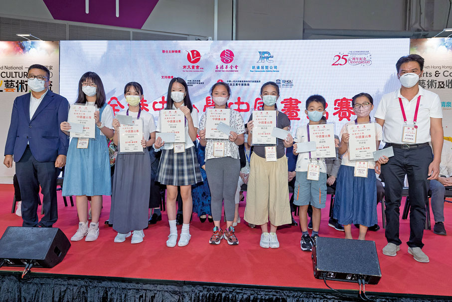 ◆ 善德基金會總理梁杰發及溫建忠頒發獎狀予優異獎得主。