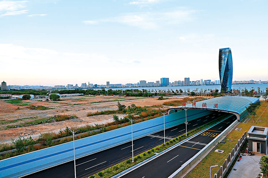 ◆具有「世界級挑戰性工程」之稱的汕頭海灣隧道28日正式開放通車。     新華社