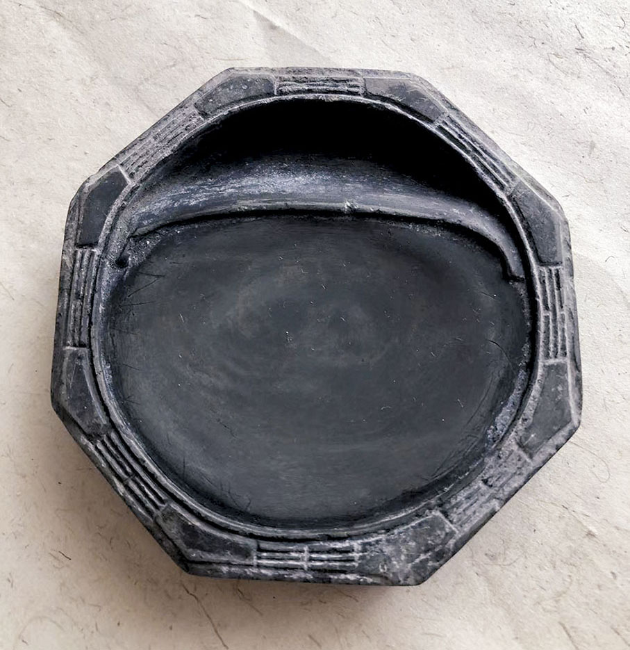 ◆胡中泰的藏品——宋代澄泥八卦硯，產自山西絳州。