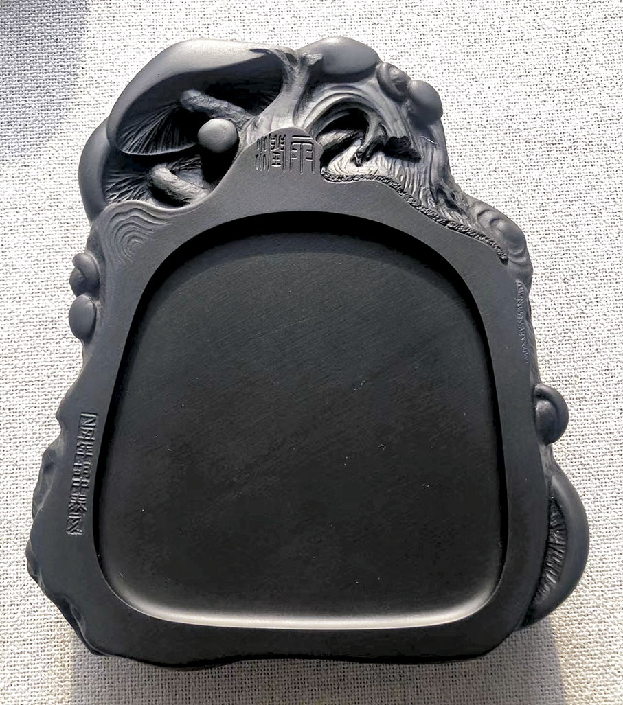 ◆《雨潤》歙硯，細羅紋，石產江西婺源龍尾山，1984年胡中泰作。