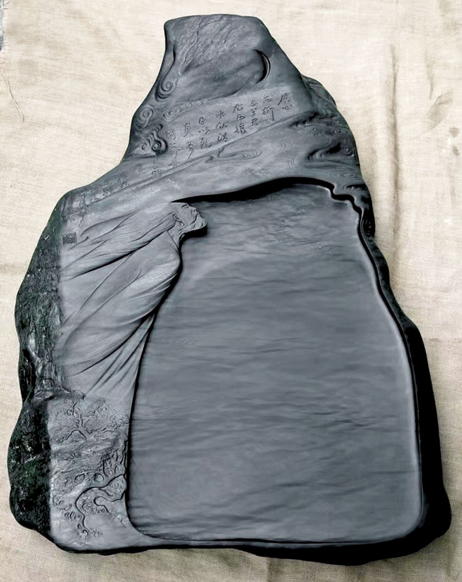 ◆《汨羅江畔》歙硯，水浪眉紋，石產江西婺源龍尾山，2006年胡中泰作。